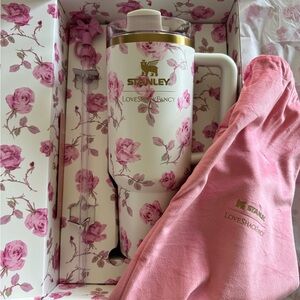 STANLEY X LOVESHACKFANCY 40oz Quencher Tumbler NIB Cup Ribbon Rosa Pink